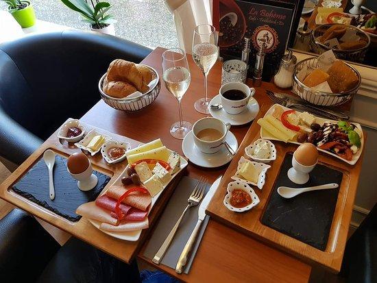 Cafe La Boheme